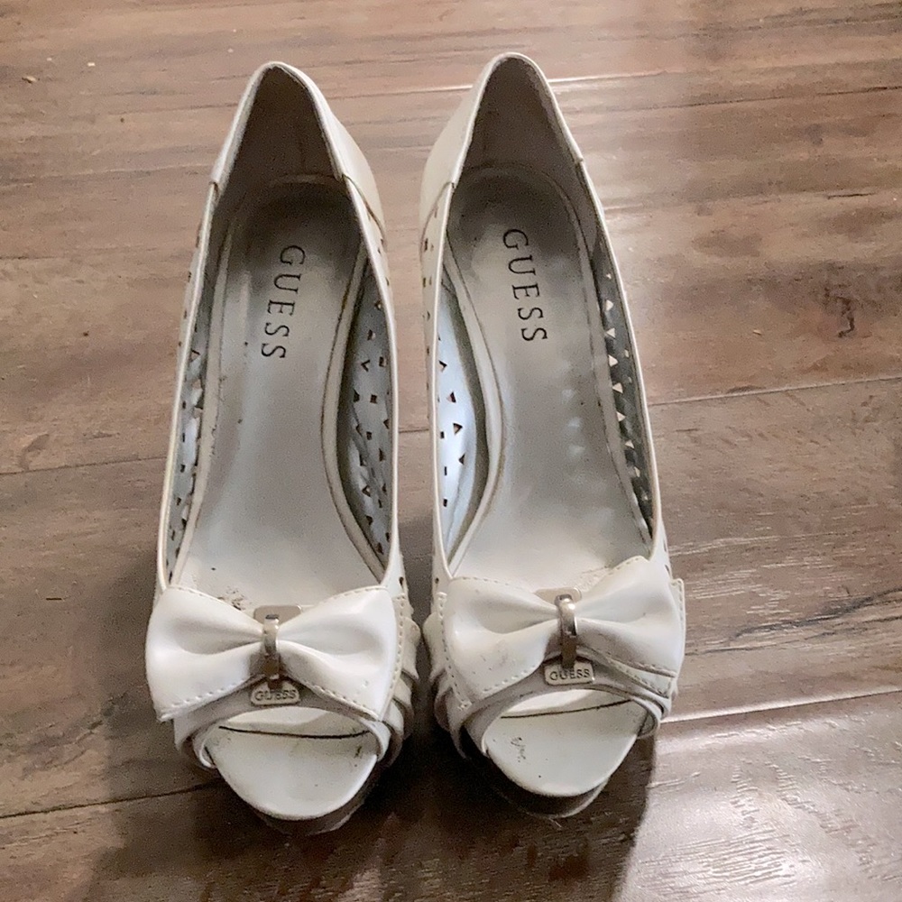 Super pretty Guess Heels